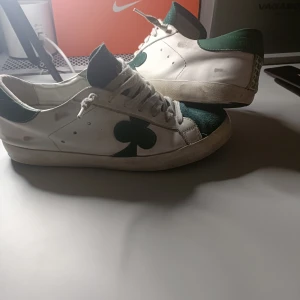 The Gallerist skor - Ett par riktigt sköna sneakers från the gallerist i grön färg. Dom har lite slinta sulor som syns på bild 4-5. Priset är ej hugget i sten Mvh Hugo 