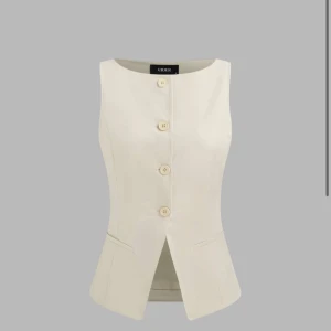 Beige väst med matchande byxor  - Elegant beige väst från Cider med knappar framtill. Västen har en stilren design tillsammans med matchande kostym byxor. Är i storlek XL och är aldrig använda (prislappen är fortfarande kvar).