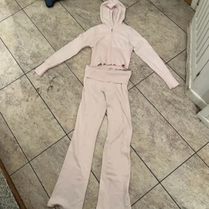 Mysigt hemma sett - Säljer det här fina och mysiga setet som ej kommer till användning. Det är väldigt skönt och perfekt att mysa med hemma. Den är ganska bra skick ändå det ända som är att den är lite nopprig på visa ställen men det är ej något som syns på. Pris kan diskuteras 