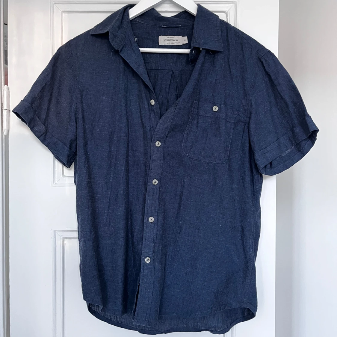 Marinblå linneskjorta 