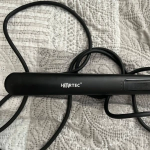 Plattång - Säljer en mycket skön plattång. Säljer pga att jag har alldeles för många som jag köpt. I princip helt nytt skick! Funkar så himla bra och plattar verkligen till håret fint!