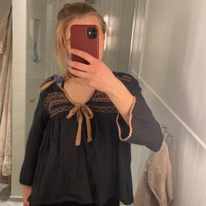 Odd molly blus! - Jätte söt odd Molly blus!! Ganska urringad men jag brukar ha ett linne under och det blir också jätte gulligt. Det står storlek 0 men jag skulle säga att den är som en xs/s beroende på vilken passform man vill ha!