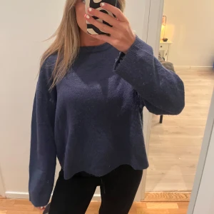 Blå stickad tröja  - Super skön och ganska tunn, aldrig använt 