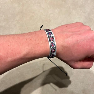 Flätat armband  - Snyggt flätat armband med mönster! Vid minsta fråga eller fundering hör av er🤝