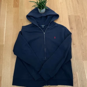 Ralph lauren kofta - Ralph Lauren kofta. Storlek Xl men kan passa M 18-20 år. OBS KOLLA SISTA BILDEN Koftan har ingen blixthandtagsdragare