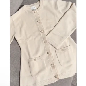 H&M crème vit cardigan  - Säljer denna super fina slutsålda crème vita cardigan med knäppning från H&M. Den är i storlek S. Koftan har aldrig använts och har prislapp kvar. Den köptes för ordinarie pris, vilket är 399. Hör av er vid frågor eller funderingar! (Lånade bilder)🤍