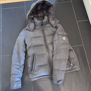 Moncler montgreven  - Tja, säljer min Moncler montgreven som jag haft denna vinter men vill prova nått nytt. Köpte den av en kille på plick och han hade köpt den på kaspers heat. Finns även många äkthetsbevis och annat. Ba fråga så skickar jag. Den är i skick 7/10. Billigare vid snabb och smidig affär. 