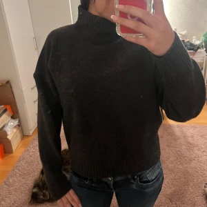 Mörkgrå polotröja - Mörk grå stickad polo tröja ifrån Zara. Helt oanvänd (inte tvättad eller använd eller något liknande). Storlek S. Köpt för 400kr på Zaras hemsida. 