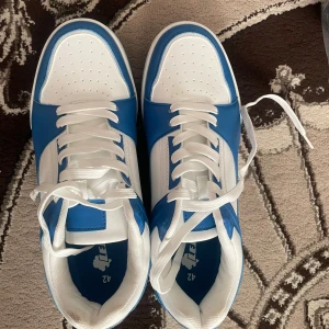 Blå och vita skor  - Helt nya skor använder inte längre inga skador på den 