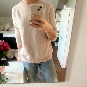 Ljusrosa tröja från Soft goat - Säljer en ljusrosa tröja från Soft Goat. Tröjan är väldigt mjuk och skön i kashmir. Passar till alla looks. 