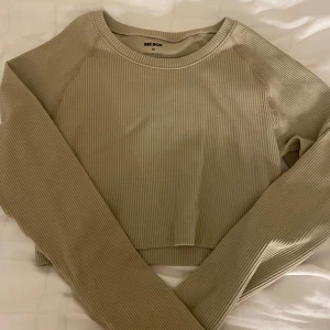 Träningströja  - superfin beige träningströja från bikbok, aldrig använt, storlek m men passar mig som brukar ha xs/s. Sitter tajt och är lite kroppad. 