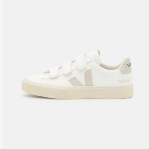 Vita sneakers från Veja - Snygga vita sneakers från Veja med kardborreband för enkel på- och avtagning. Skorna har en stilren design med beige detaljer och en bekväm sula.
