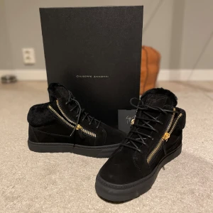 Giuseppe zanotti skor päls  - Oanvända perfekt inför vintern, og pris 7850kr ❌, min pris 2299 ✅