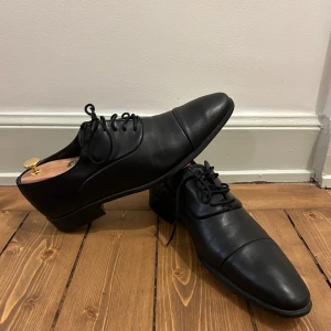 Läderskor - Säljer mina finskor. Storlek 44 men ganska mår i storleken.