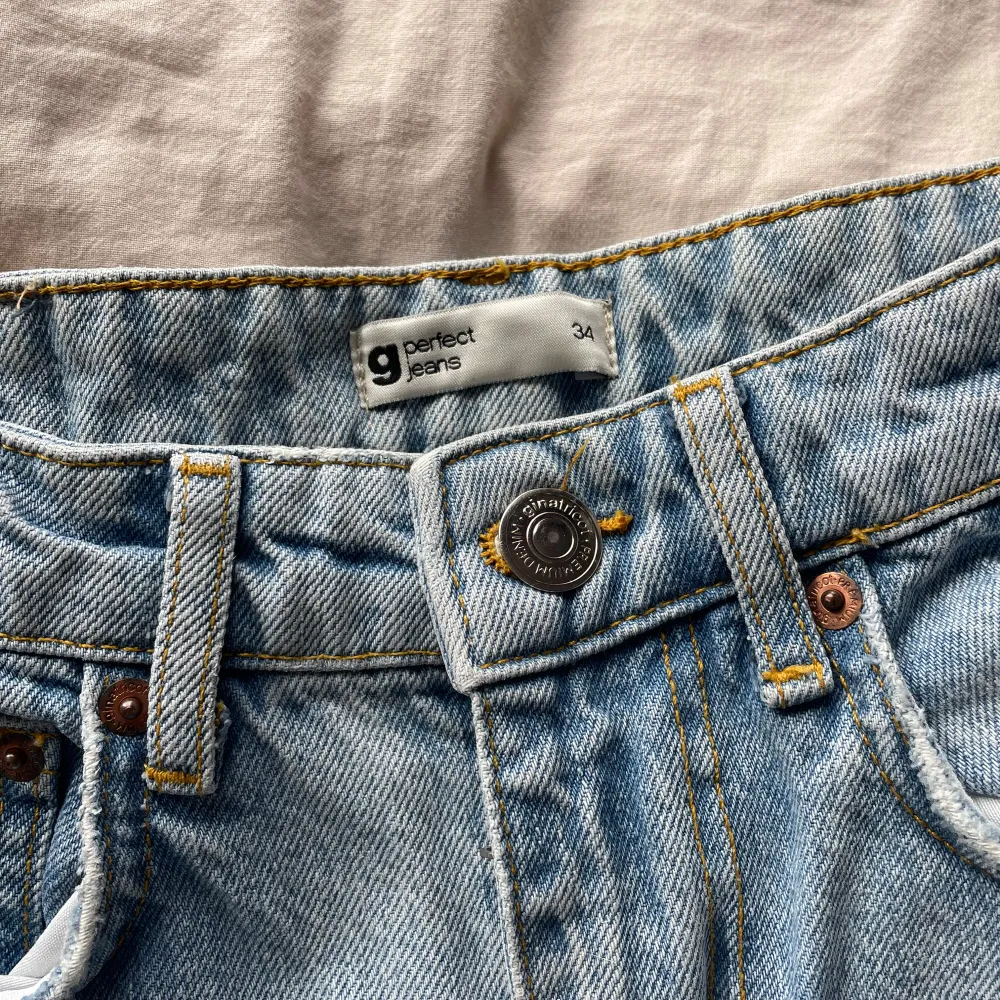 Blåa baggy high waist jeans, använda men i bra skick. Strl 34, säljes för 50kr. Jeans & Byxor.