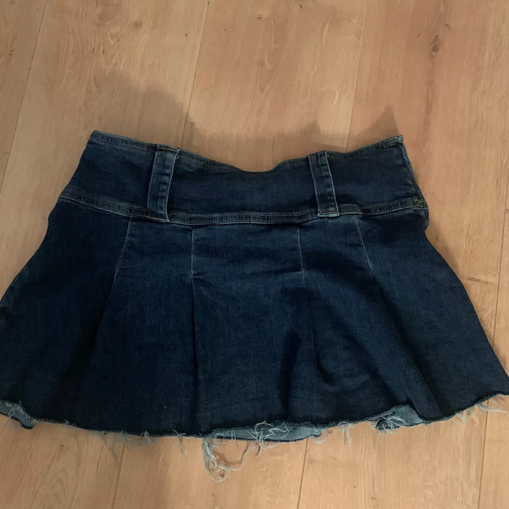 Jeans kjol ifrån Gina tricot. Använd ett par gånger men ny skick. Storlek 34 men passar definitivt större och mindre.. Kjolar.