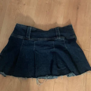 Mini kjol - Jeans kjol ifrån Gina tricot. Använd ett par gånger men ny skick. Storlek 34 men passar definitivt större och mindre.