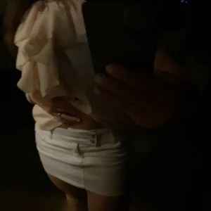 Vit kjol - Jätte snygg vit kjol som inte kommer till användning💗 står storlek 42 men känns mer som en 38-40