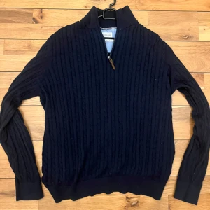 Mörkblå stickad tröja från Lindbergh - Säljer en snygg mörkblå stickad tröja från Lindbergh. Aldrig använd då den var för stor. Storlek M