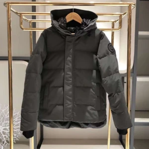 Canada goose macimillan park - Vi säljer Canada Goose Macmillan parka jackor i alla storlekar och färger! Våra jackor erbjuder hög kvalitet, värme och skydd mot kyla. Perfekta för både vardagsbruk och utomhusaktiviteter. Kontakta oss för att beställa din favoritjacka!