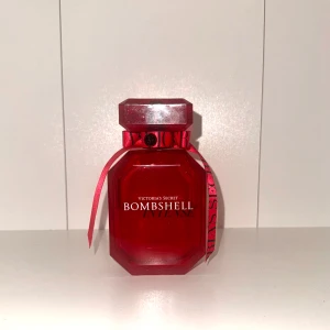 Victorias secret bombshell intense  - Victorias secret bombshell intense parfyme 100 ml flaske. Har brukt halve er ca 50 ml igjen.