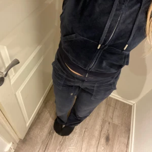 Juicy set - Juicy set, mörkblå, färgen heter Night Sky 💕 Fint skick, tröjan är bara använd enstaka gånger. Stl M i byxorna och L i tröjan. 