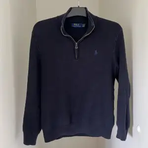 Denna feta ralph lauren half zip är riktigt snygg nu till hösten, modellen på bilden är 170 nypris 2200 på care of carl där jag även köpte den, köptes för ett år sedan! Det är ett litet hål på axeln. Priset är inte hugget i sten! Dma om du frågor🙌