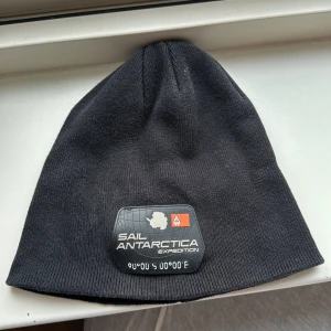 Sail racing mössa - Säljer denna sail racing antarctica mössa då den inte kommer till användning 