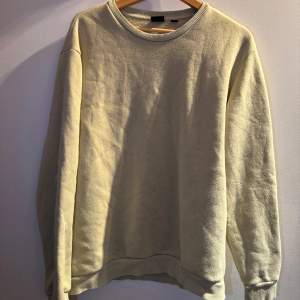 Beige sweatshirt i väldigt bra skick bara använd ett fåtal gånger. Storlek L. Orginal pris 300. Skriv om ni har frågar.