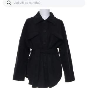 En tunn kappa ifrån gina tricot i fint skick!😍 Nypris var 599:-  Hör av er om frågor, pris kan diskuteras