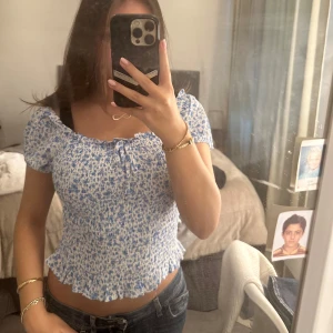 Söt topp  - Jätte gullig topp från new yorker, i nyskick aldrig använd prislappen kvar! Man kan ha den som off shoulder också 