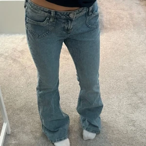 Lågmidjade jeans - Säljer dessa jeans då jag har liknande🩷 storlek 36/S i superfint skick. Hör av dig om du har nån fråga?