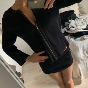 Trekvartsärmad Filippa K kofta - Helt oanvänd, just därför jag säljer den, då den inte kommit till användning. Jätte klassisk med lite kortare ärmar som är extra fint om man har armband eller en klocka till. Har inga fler bilder men om ni vill ha bild på något specifikt så är det bara att fråga! Pris kan diskuteras 💕