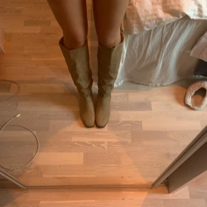 Brun/ beigea stövlar med klack  - Köpta här på Plick för 400kr, står ej något märke men skorna har inga defekter. Säljer då de inte kommer till användning. Klacken är ca 2/4 cm hög, så den märks ej av. Pris kan diskuteras ❤️