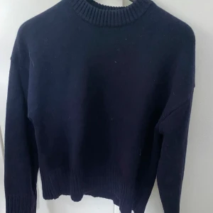 Blå stickad tröja - Blå stickad sweatshirt från hm. Oanvänd därav säljes.