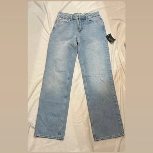 Jeans - Jeans från NA-KD. Kan tyvärr inte hitta bilden från hemsidan. Normala i storlek och aldrig använda. 