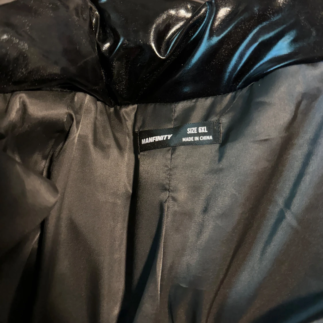 Svart glansig pufferjacka - 93