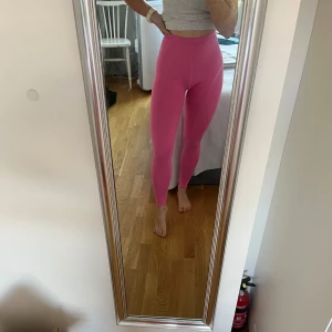 Snygga träningstights från Alphalete  - Riktigt snygga och otroligt sköna träningstights från Alphalete. Fungerar lika bra att köra styrketräning i som yoga. Fint skick, endast använda ett fåtal gånger, som nya! 😃
