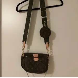 Knappt använd väska Louis Vuitton Multi Pochette Accessoire. Perfekt storlek! 