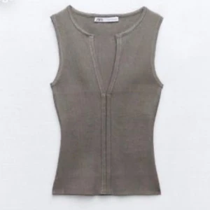 SÖKER TOPP - Söker denna topp från Zara i storlek M hör av dig om du har andra storlekar också!🙏🏼🙏🏼🙏🏼betalar bra