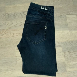 Dondup Jeans George - Tja, säljer mina feta Dondup jeans pga av att de har blivit för små och vill bli av med de. Modellen är George som är skinny fit och längden är 30. De passar bra på någon som är typ 170cm. Nypris runt 3000kr.