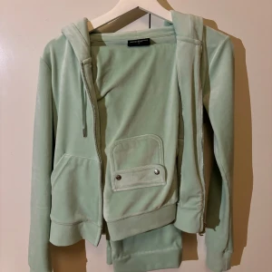 Juicy couture set i mintgrönt  - Luvtröja och långbyxor från juicy couture. Färg mintgrön i storlek S. Mycket fint skick, inga hål eller fläckar. Bara använt ett fåtal gånger. Uppsydda i benen, men går lätt att sprätta upp om det önskas!