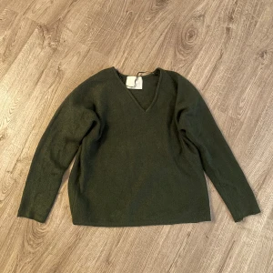 Stickad tröja  - Grön tröja som jag inte vet vart den är köpt men den är super fin och användbar men tyvärr kommer den inte till användning för mig💞Tveka inte på att fråga! 💗(Köparen står för frakten) 
