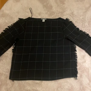 Tröja - En mörkblå tröja där ärmarna slutar vid armbågarna. Använd en gång