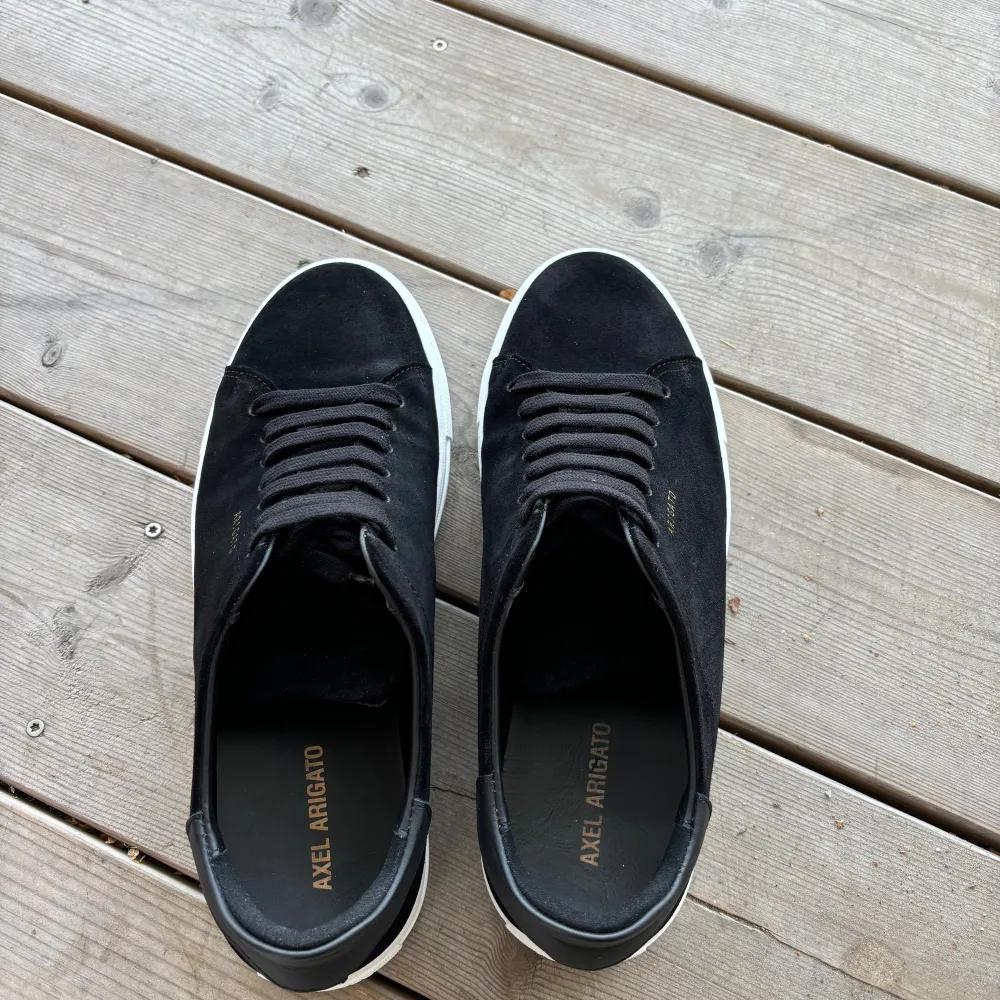 AXEL ARIGATO Clean 90 Sneaker Black Suede 1800kr Endast använda 2gånger. Först till kvarn Papper och kvitto finns. Priset kan diskuteras vid snabb affär Dem passade inte min stil därför säljer jag dem vidare till någon som kan ha nytta av dem. . Skor.