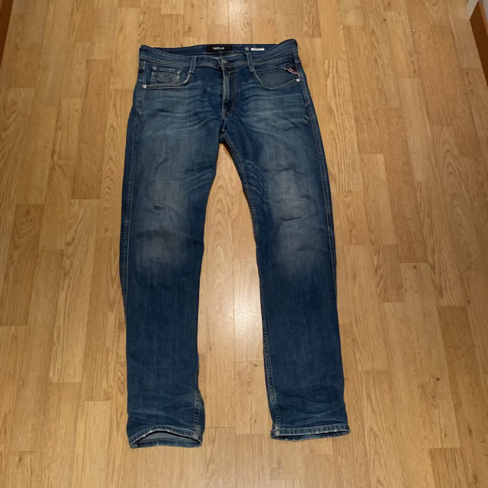 Säljer mina replay jeans för dom är för stora dom är ju väldigt bra knappast använda finns slitningar och sånt men det tillhör jeansen från början. Om ni har frågar är bara att skriva😁. Jeans & Byxor.