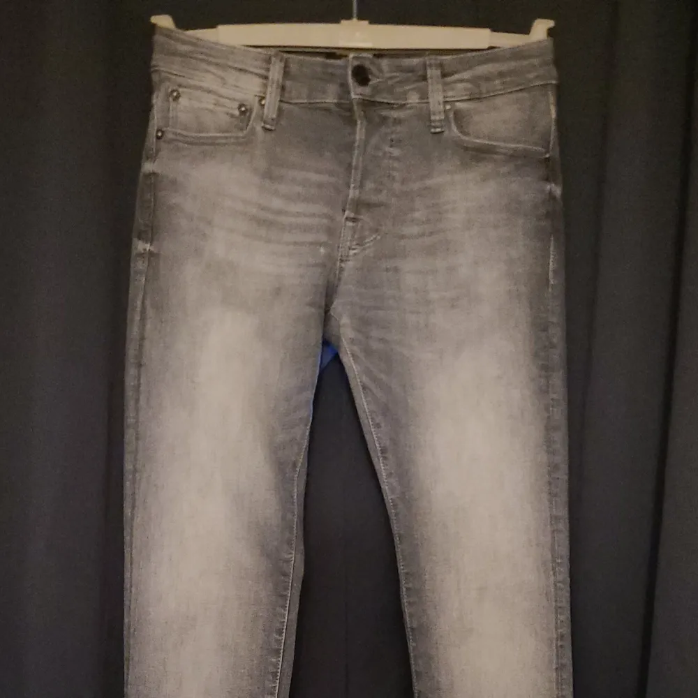 Säljer dessa billigt då ja köpte dom på rea men va för små. Dom är strl W29 L30. Modellen heter Slimfit Glenn o sitter skitnajs om storleken är rätt.. Jeans & Byxor.