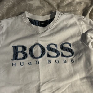 Hugo Boss sweatshirt  - Knappt använd. Storlek L