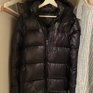 Polo Ralph Lauren jacka - Säljer en ralph lauren jacka i utmärkt skick. Jackan är mörkblå och är i storlek S.