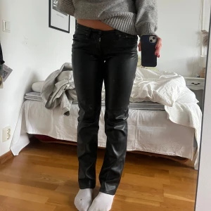 Skinnbyxor - Superfina byxor från Lager 157, dom är i bra sick och inte använda så många gånger, dom är bra i längden och går ner hela vägen till marken på mig som ör 170. Innerbenslämgden: 78 Dom är väldigt stretchiga. Hör av er vid frågor😊